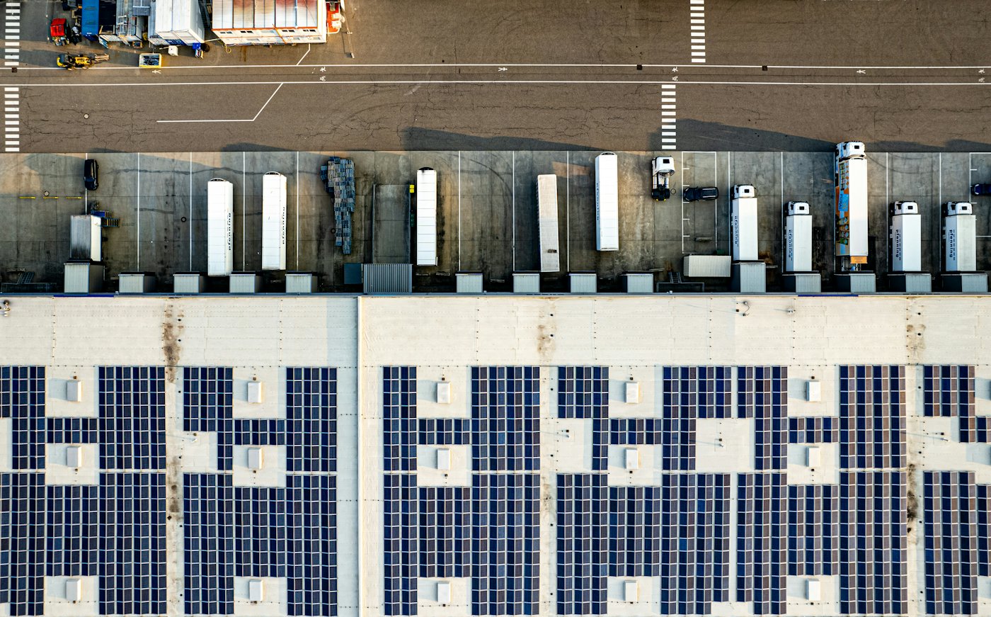 Zonnepanelen op een bedrijfsdak